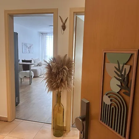 U Jelena S Parkovacim Mistem V Centru Mesta Appartement